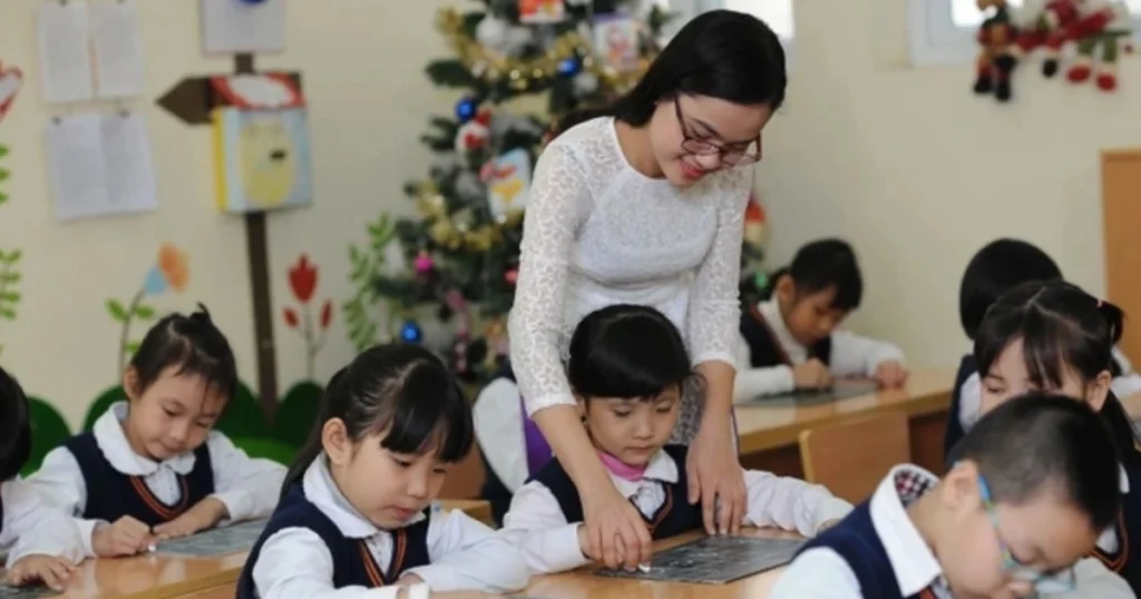 Công văn số 2317/BNV-TCBC của Bộ Nội vụ đã nêu rõ các biện pháp cần thiết nhằm tối ưu hóa việc quản lý và sử dụng viên chức tại cơ sở y tế và giáo dục